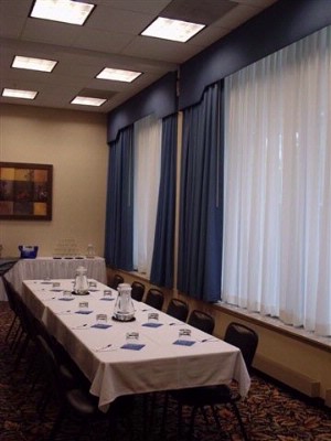 The Parkway Hotel - Lobby Meeting Room Can Be Configured For A Small Meeting Or A Welcoming Hospitality Suite