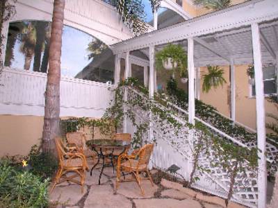 Little Italy Inn - Steetside Courtyard