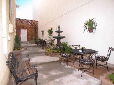 Little Italy Inn - Back Courtyard