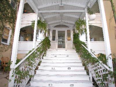 Little Italy Inn - Stairway In Streetside Courtyard