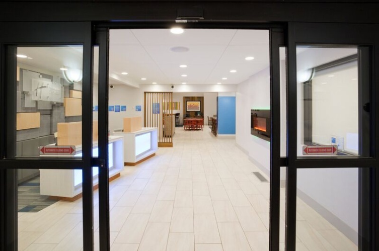 Holiday Inn Express - 