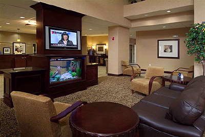 Hampton Inn & Suites Airport - Lobby