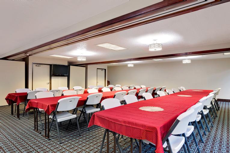 Baymont Inn & Suites Coralville / Iowa City - Business King Room