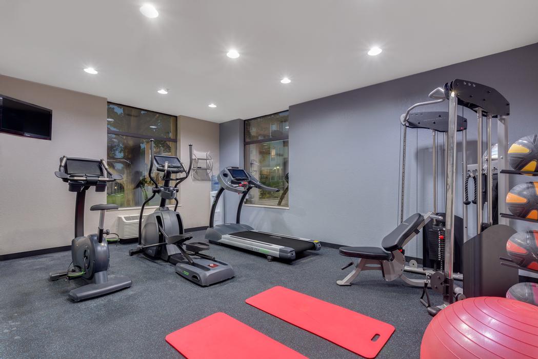 Baymont Inn & Suites Coralville / Iowa City - Two-room Suite