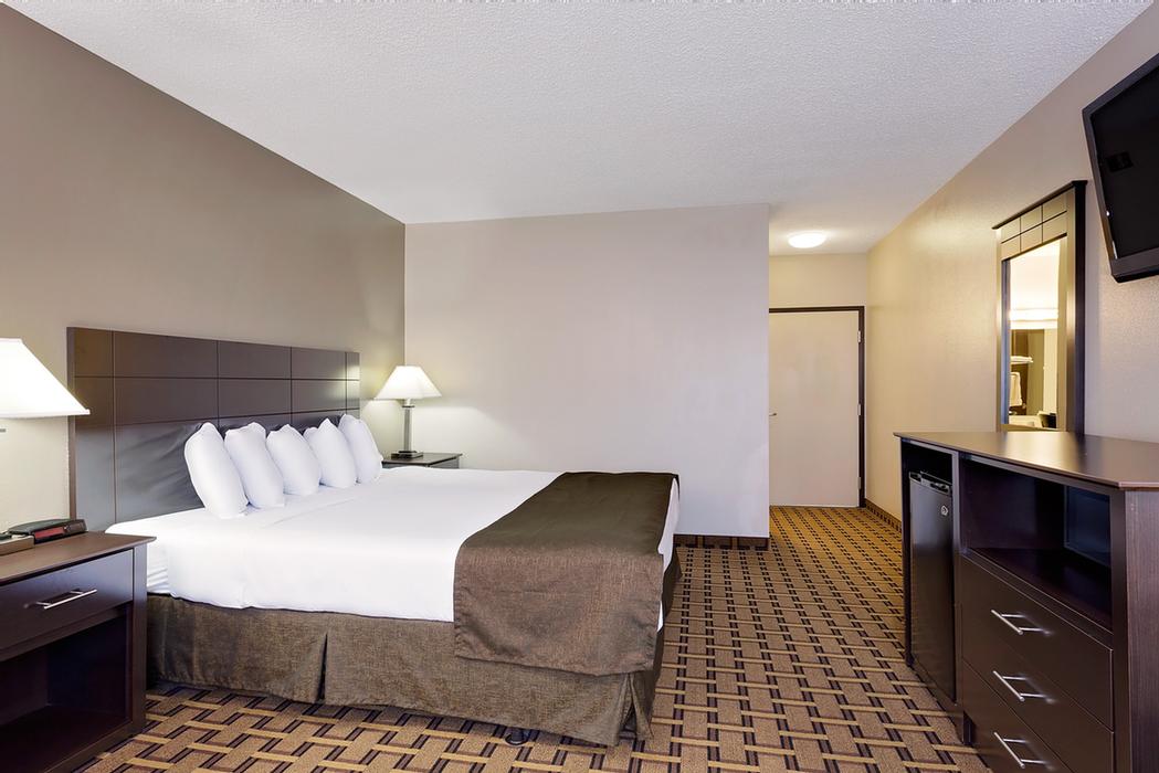 Baymont Inn & Suites Coralville / Iowa City - Deluxe King Room