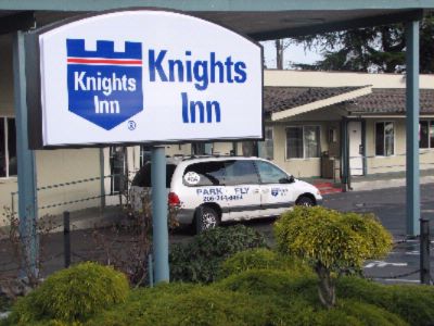 Howard Johnson Inn & Suites - 