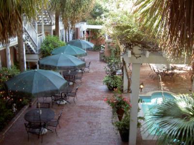 Elliott House Inn - Courtyard