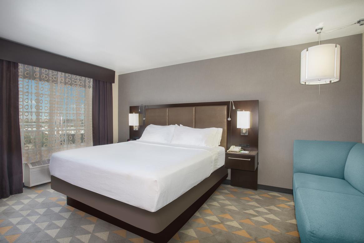 Holiday Inn Airport - 
