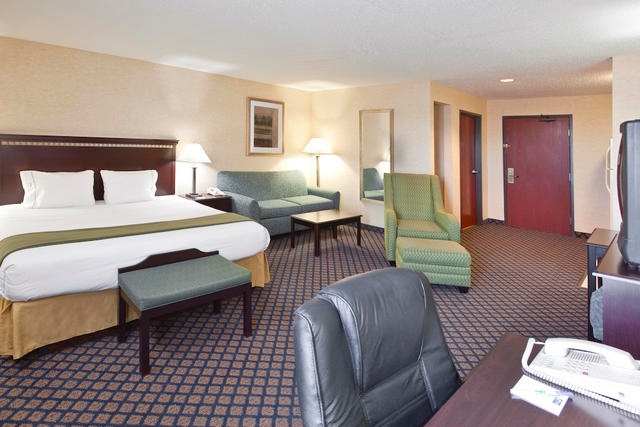 Holiday Inn Express Hotel & Suites - Executive King Suite