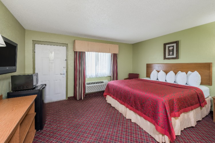 Days Inn & Suites Springfield - King Bed
