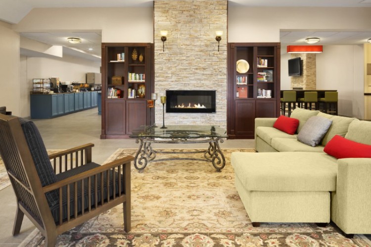 Country Inn & Suites Baltimore North - Warm And Welcoming Lobby