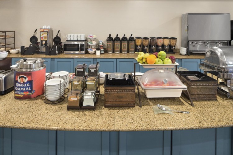 Country Inn & Suites Baltimore North - Country Breakfast Included