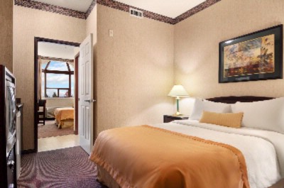 Ramada Hotel & Suites Metrotown - 
