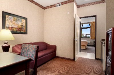 Ramada Hotel & Suites Metrotown - 