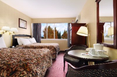 Ramada Hotel & Suites Metrotown - 