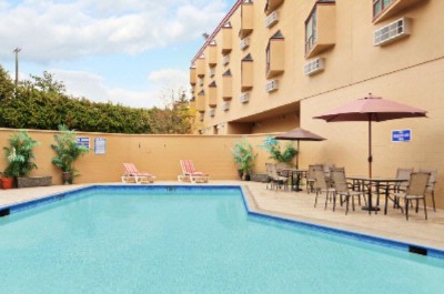 Ramada Hotel & Suites Metrotown - 