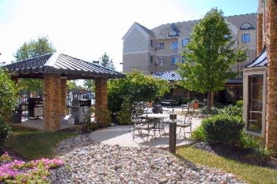 Staybridge Suites Allentown Airport - Outdoor Courtyard And Bbq Grill Area