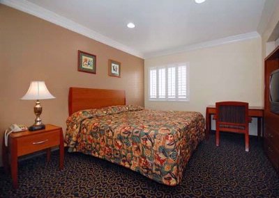 Anaheim Rodeway Inn & Suites - Guest Room With Desk Area