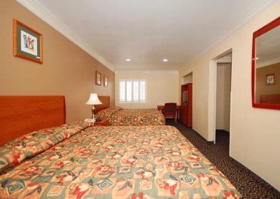 Anaheim Rodeway Inn & Suites - Spacious Suite With Added Amenities