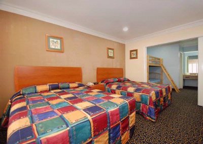Anaheim Rodeway Inn & Suites - Family Suite