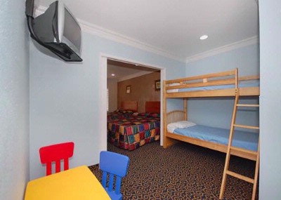 Anaheim Rodeway Inn & Suites - Family Suite