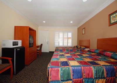 Anaheim Rodeway Inn & Suites - Spacious Suite With Added Amenities