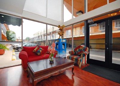 Anaheim Rodeway Inn & Suites - Spacious Lobby With Sitting Area