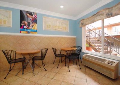 Anaheim Rodeway Inn & Suites - Enjoy Breakfast In This Seating Area
