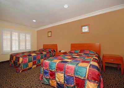Anaheim Rodeway Inn & Suites - Guest Room Double Beds