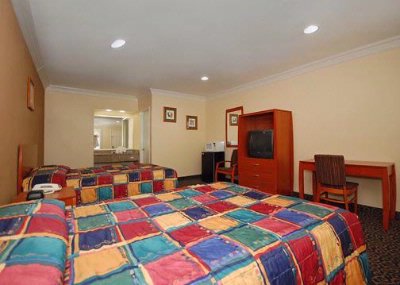 Anaheim Rodeway Inn & Suites - Guest Room With Microwave And Refrigerator