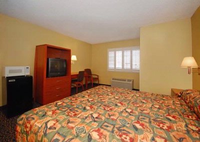 Anaheim Rodeway Inn & Suites - Guest Room With Microwave And Refrigerator