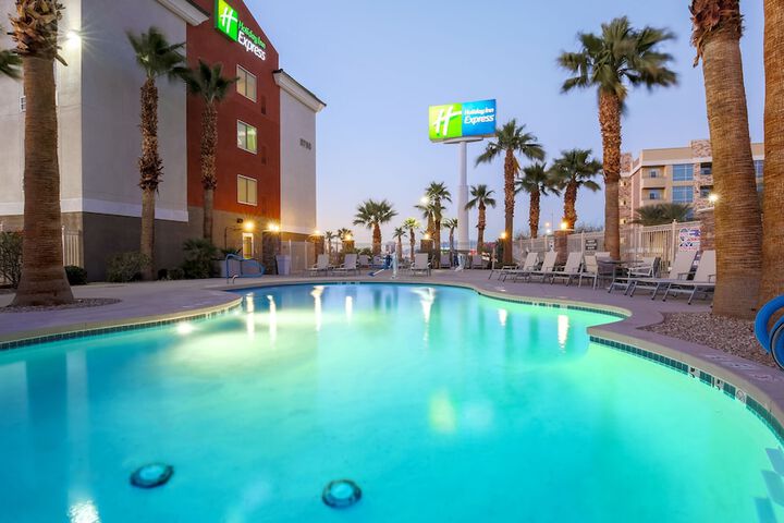 Holiday Inn Express Las Vegas South - King Size Bed Room