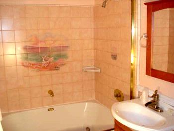 Catalina Beach House - Most Rooms Have Spa Tubs