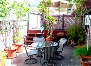 Catalina Beach House - Lush Courtyards
