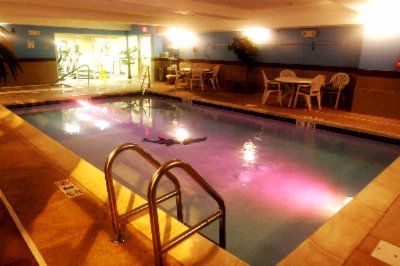 Holiday Inn Express - Pool / Whirlpool