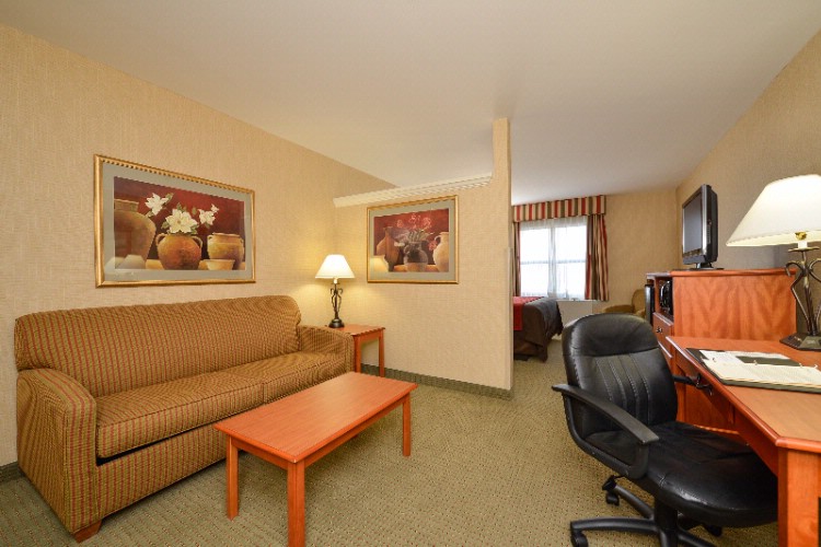 Comfort Inn & Suites Akwesasne - King Suite Sitting Area