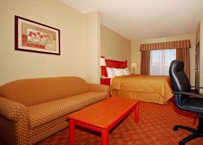Comfort Inn & Suites - Suite With Sofa Sleeper