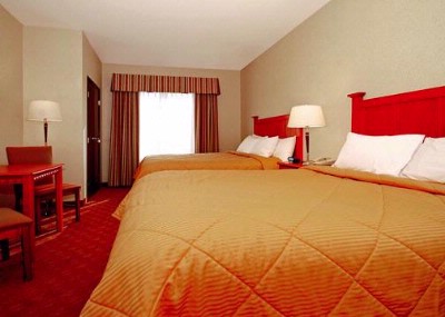 Comfort Inn & Suites - Guest Room With Table And Chairs