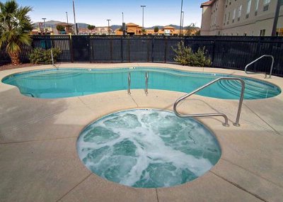 Comfort Inn & Suites - Heated Outdoor Pool And Hot Tub