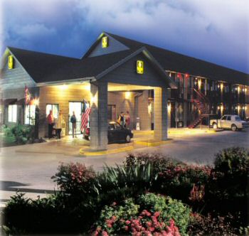 Quality Inn - Outside Of Lobby At Night Time.