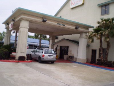 La Quinta Inn & Suite - Drive In Entrance.