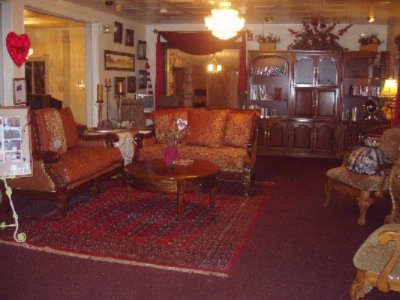 Brook Forest Inn - Parlor/check In Area