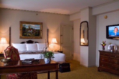 The Brown Hotel - Deluxe Guestroom