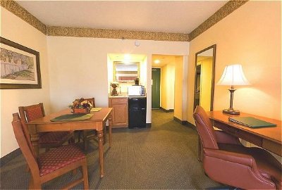 Country Inn & Suites Williamsburg East - Living Room Area Of 1-bedroom Suite