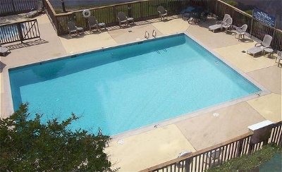 Country Inn & Suites Williamsburg East - Seasonal Outdoor Pool