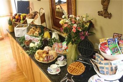 Country Inn & Suites Williamsburg East - Start Your Day Off Right With Our Complimentary Continental Breakfast