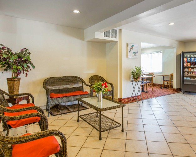Econo Lodge - 