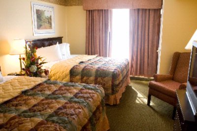 Country Inn & Suites - 2 Queen Serta Plush 2000 Bed Suite With Pull Out Sofa Couch