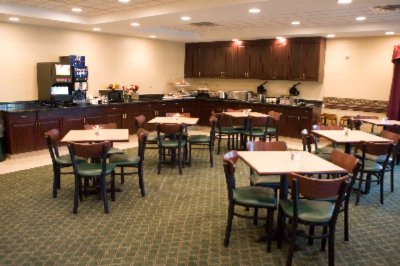 Country Inn & Suites - Free Hot Breakfast