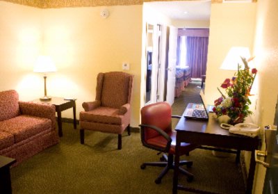 Country Inn & Suites - 2 Queen Serta Plush 2000 Bed Suite With Pull Out Sofa Couch